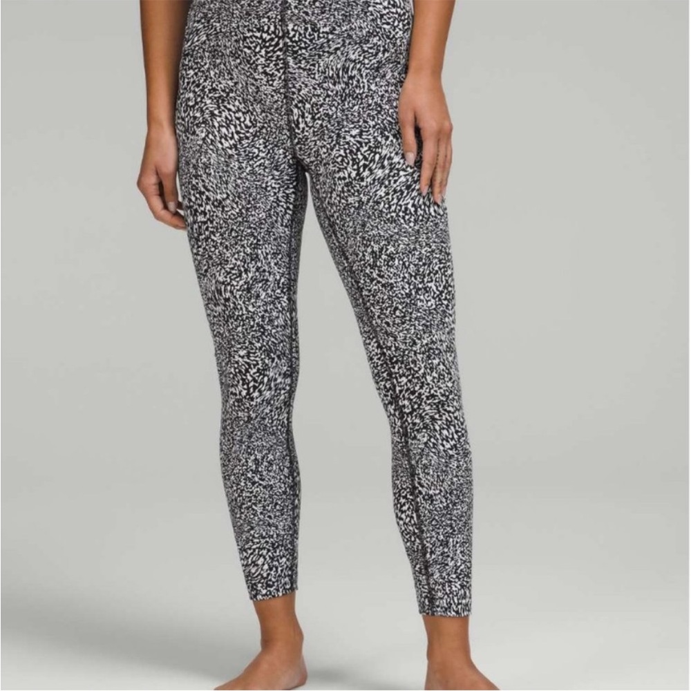 1189. EUC - Lululemon InStill High-Rise Pant 25" Warped Grain Alpine White Black - Picture 5 of 7